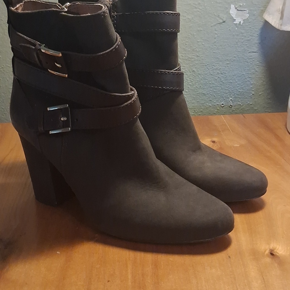 Louise et Cie Brown Ankle Boots with Buckle Straps Size 8.5